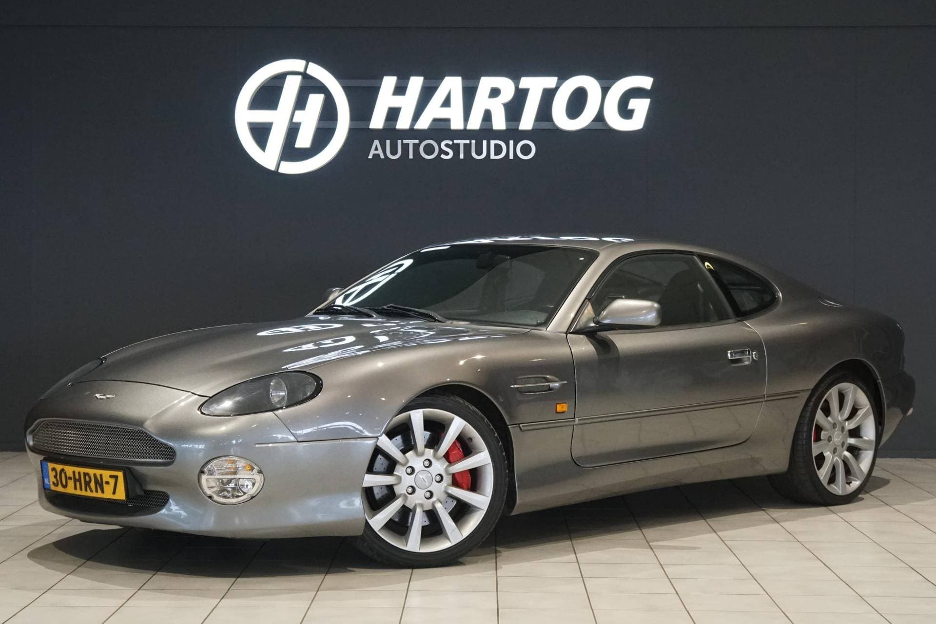 Aston Martin V12 Vantage - Afbeelding 1