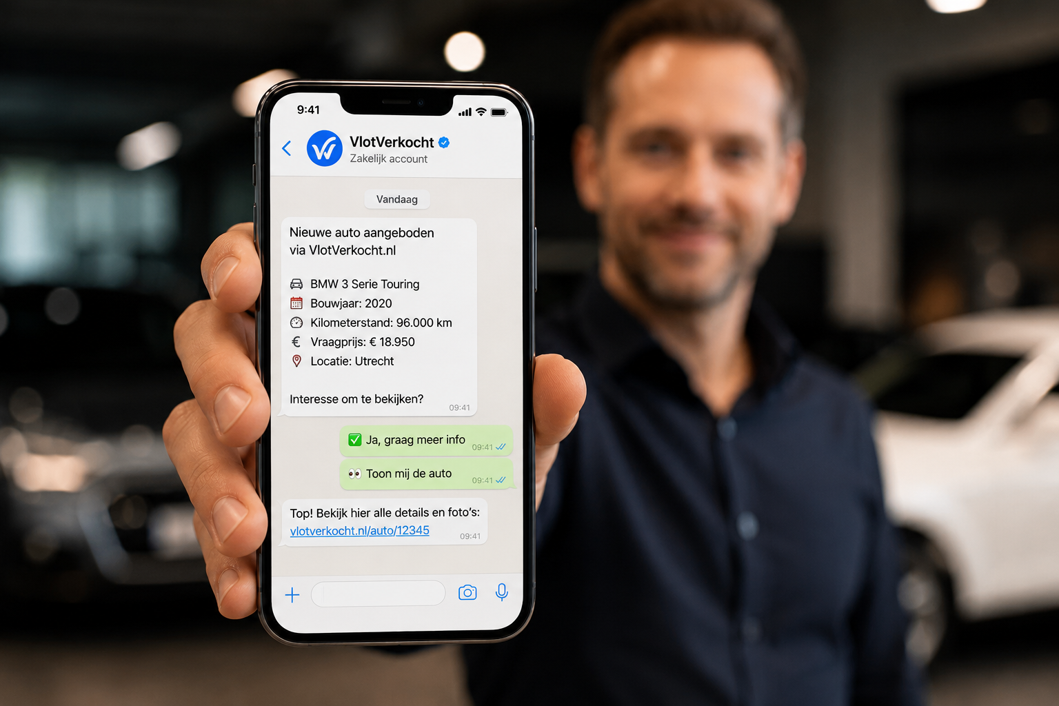 Autobedrijf toont in de showroom een voertuigaanbod van Vlotverkocht.nl op WhatsApp